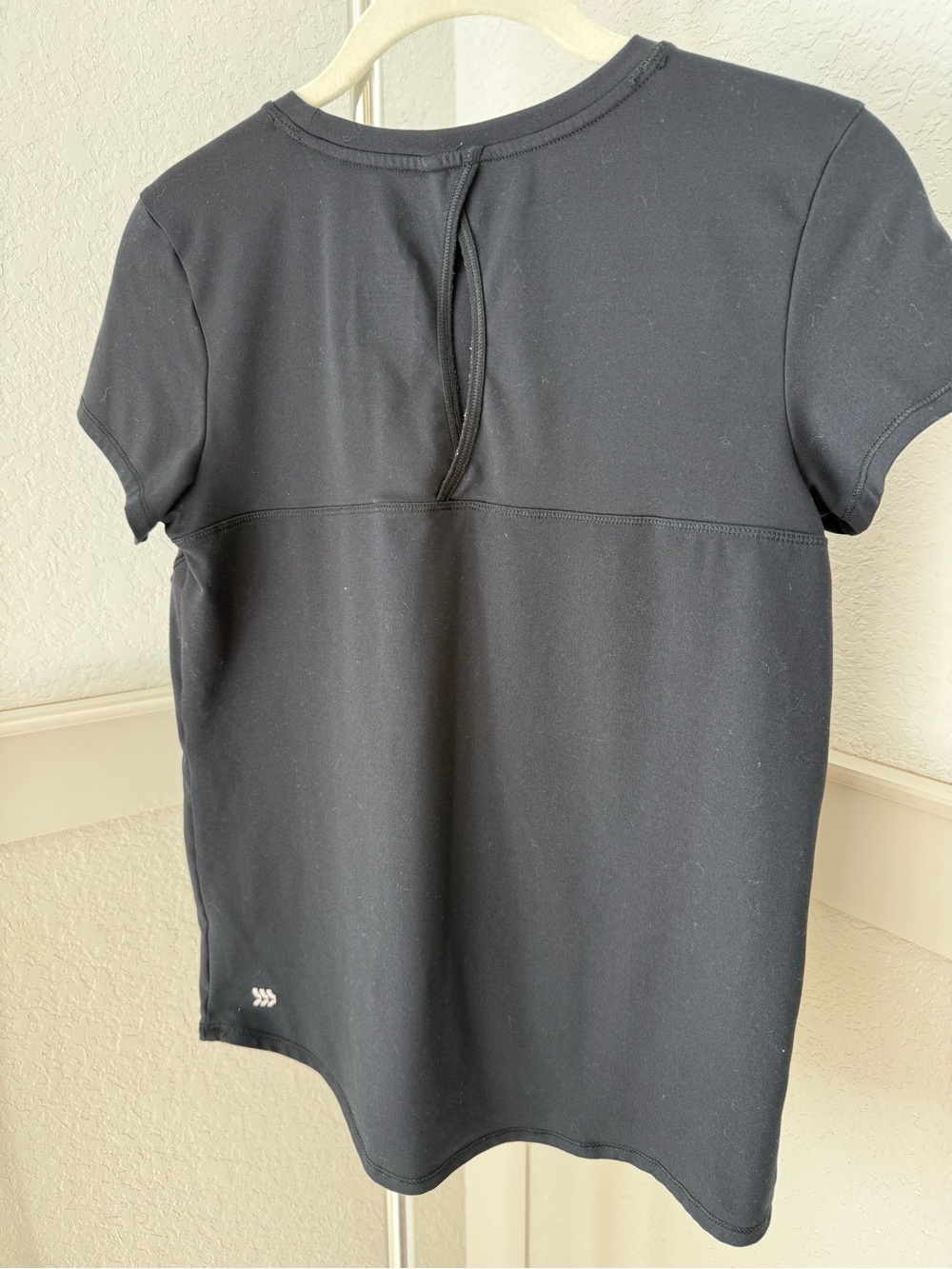 All in Motion Girls shirt with key hole back - Picture 3 of 4